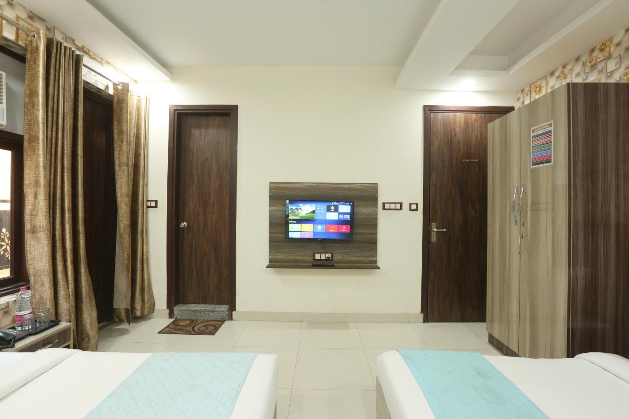 Oaks Inn Plaza Delhi Airport 新德里 外观 照片