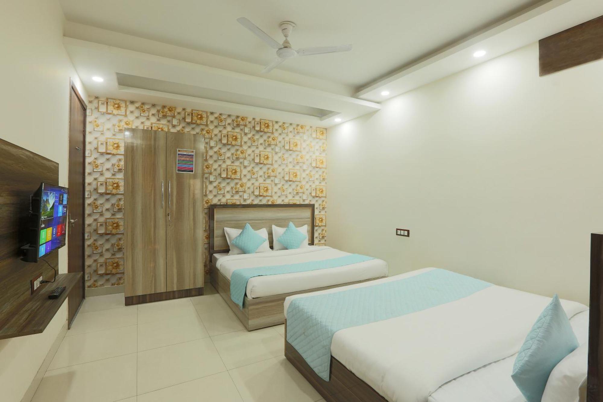 Oaks Inn Plaza Delhi Airport 新德里 外观 照片