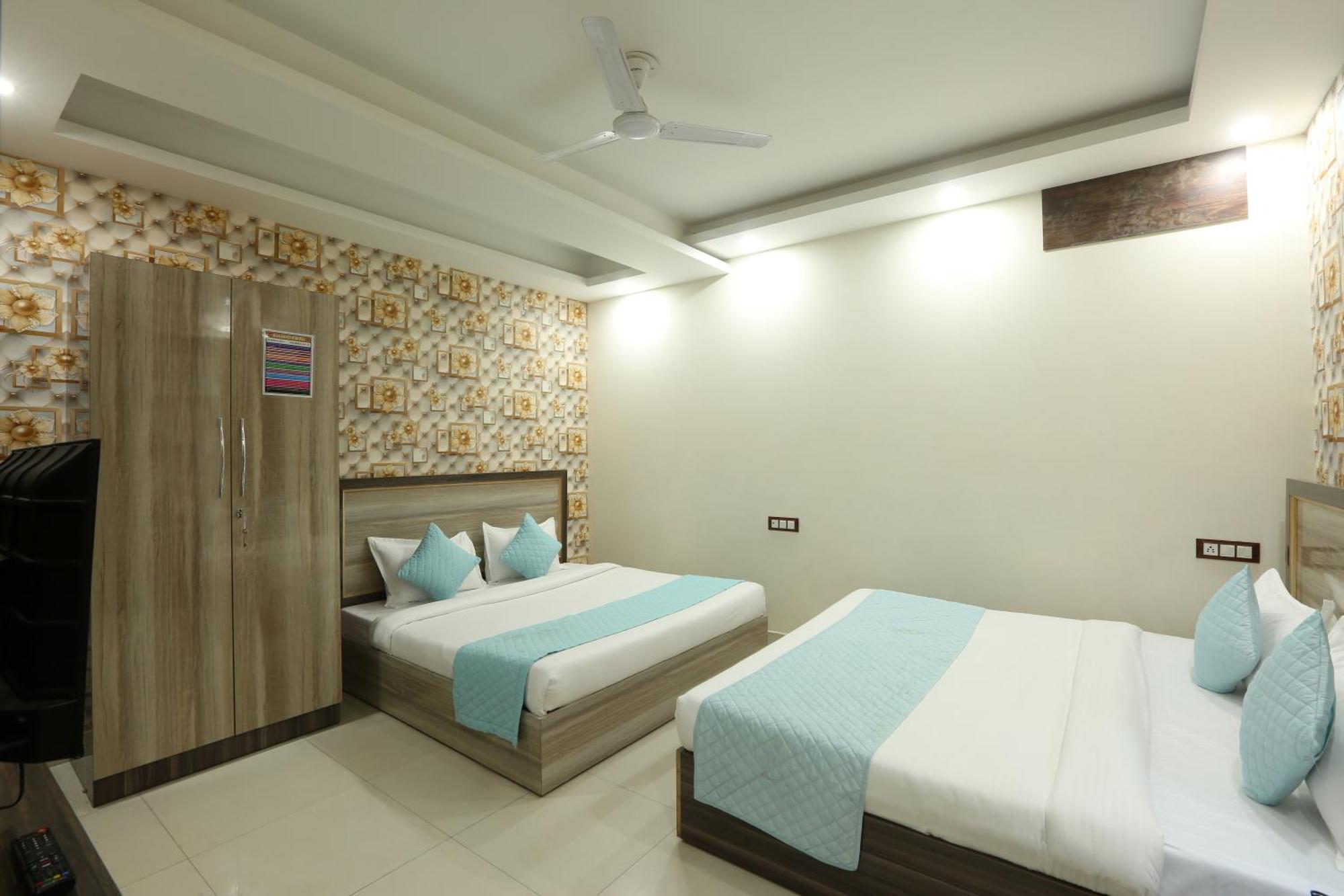 Oaks Inn Plaza Delhi Airport 新德里 外观 照片