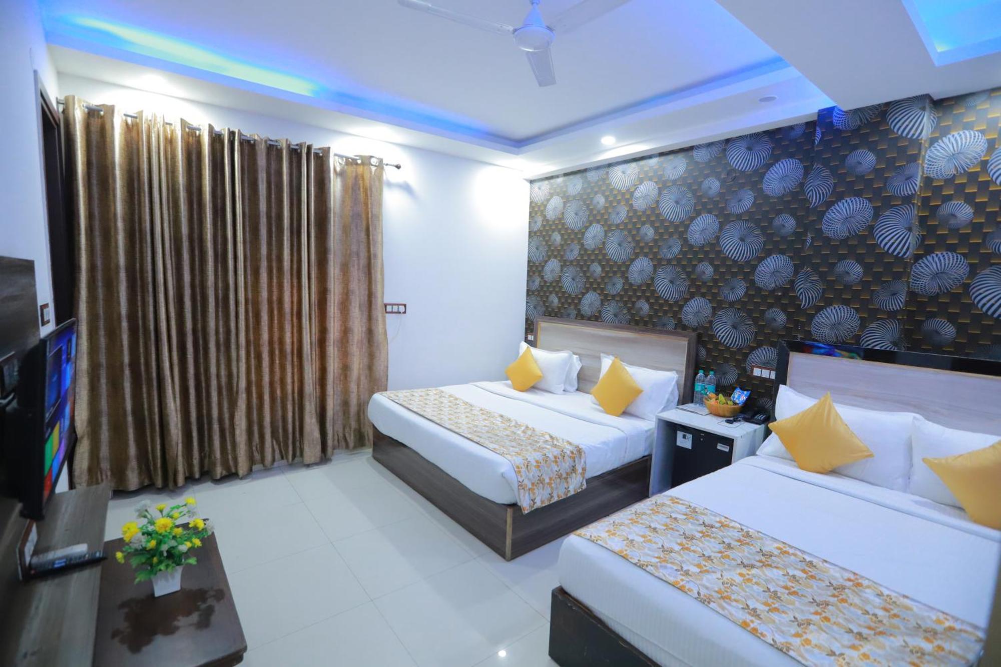 Oaks Inn Plaza Delhi Airport 新德里 外观 照片