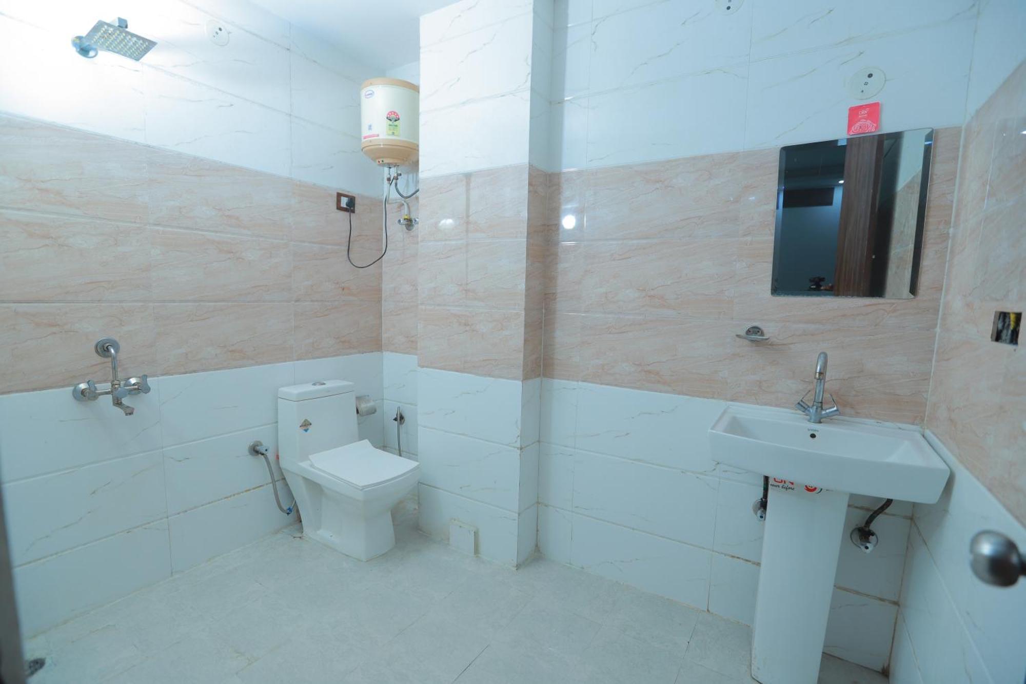Oaks Inn Plaza Delhi Airport 新德里 外观 照片