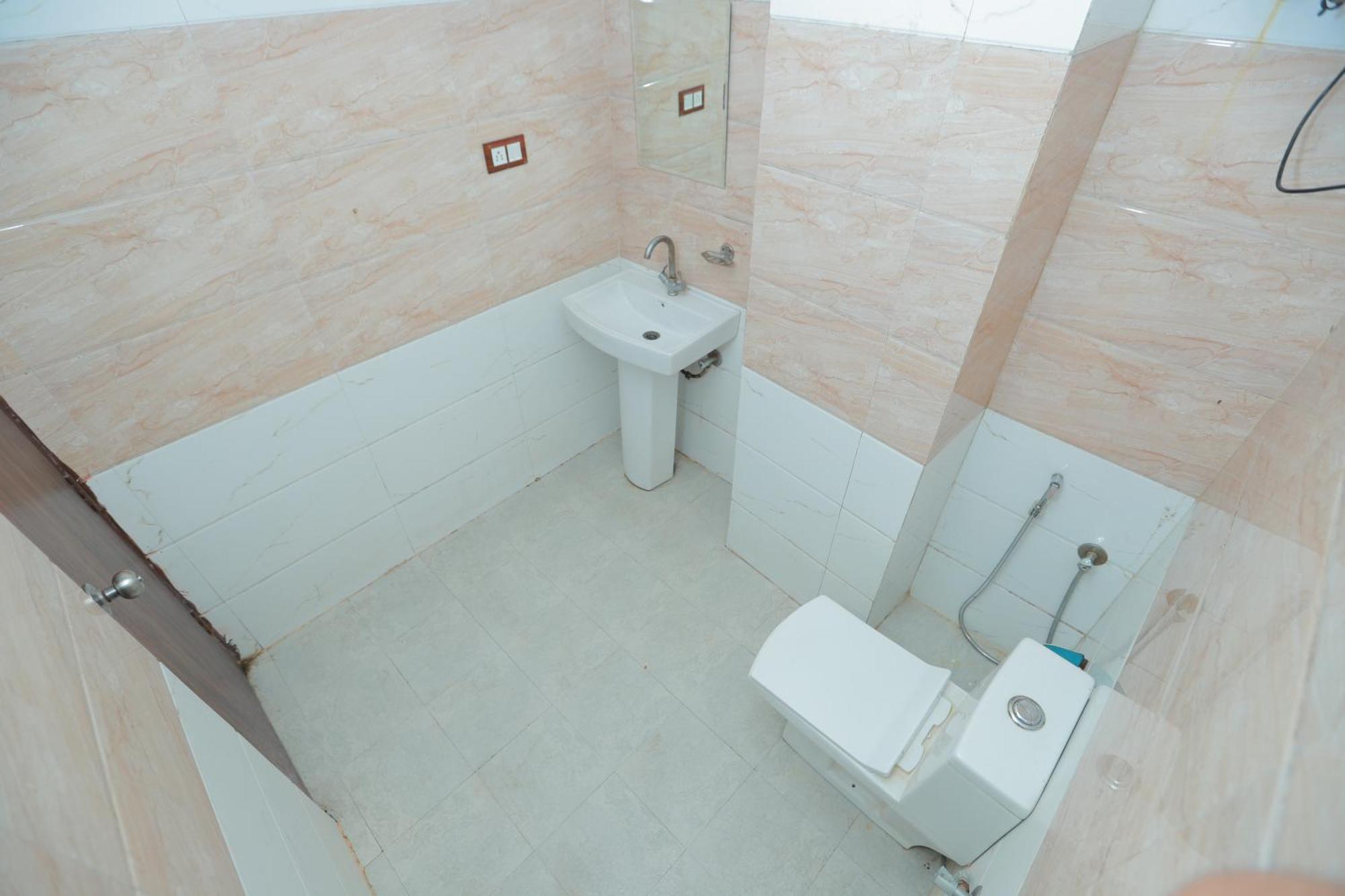 Oaks Inn Plaza Delhi Airport 新德里 外观 照片